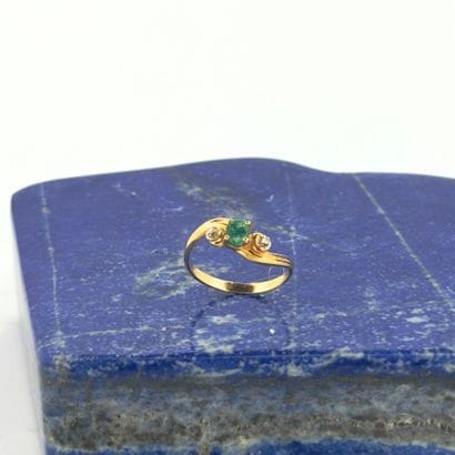 Délicate bague en or jaune 18K (750) sertie...