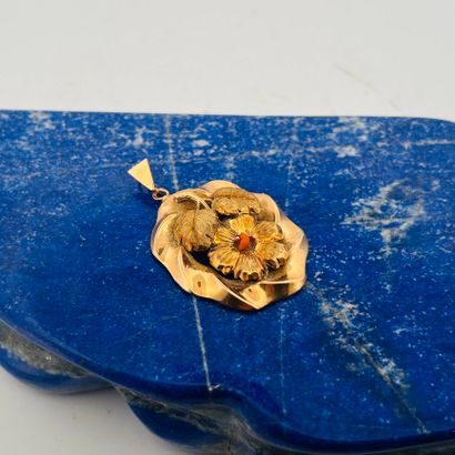 Pendentif ovale en or 14K (585) à décor d'une...