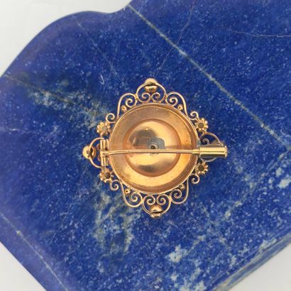 Broche en or jaune 18K (750) à décor de volutes...