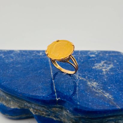 Bague en or jaune 18K (750) retenant une...