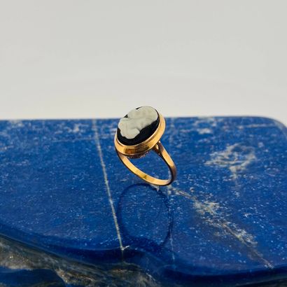 Bague en or 18K (750) sertie d'un camée noir...
