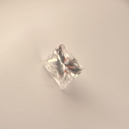 Lot de quatre diamants sur papier comprenant...