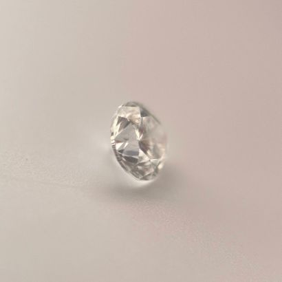 Lot de quatre diamants sur papier comprenant...