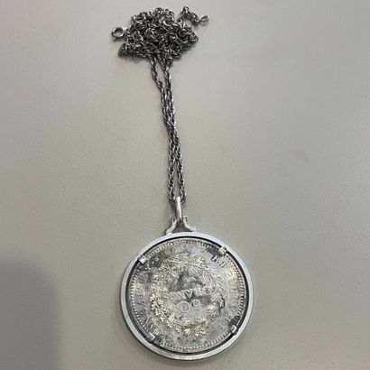 Pendentif en argent (800) retenant une pièce...