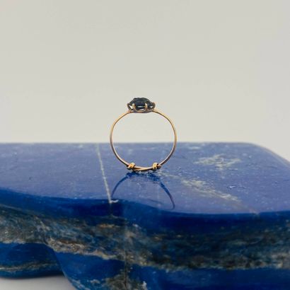 Suite de deux bagues en or 18K (750), l'une...