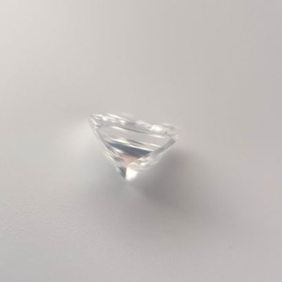 Lot de quatre diamants sur papier comprenant...