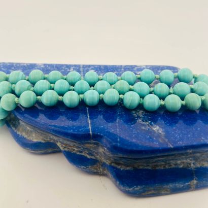 Collier à trois rangs de perles de turquoises...