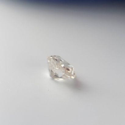 Diamant rond de taille ancienne sur papier...