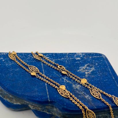 Sautoir en or 18K (750) à maille forçat ponctuée...