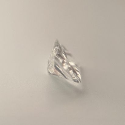 Lot de quatre diamants sur papier comprenant...