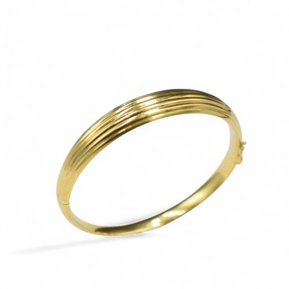 Bracelet ouvrant en or jaune 18k (750).
Tour...