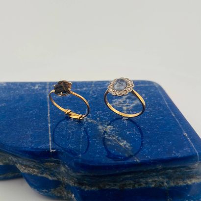 Suite de deux bagues en or 18K (750), l'une...
