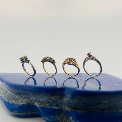 Suite de quatre bagues en or 18K (750) et...