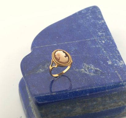 Bague en or jaune 18K (750) ornée d'un camée...