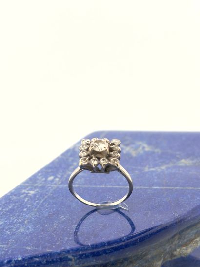 Bague en or gris 18K (750), le chaton de...