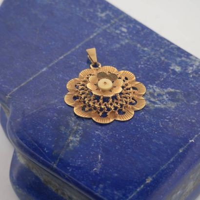 Pendentif en or jaune 18K (750) stylisant...
