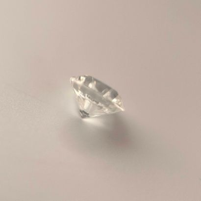 Lot de quatre diamants sur papier comprenant...