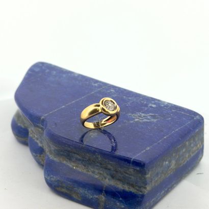 Bague en or jaune 18K (750), le chaton rond...
