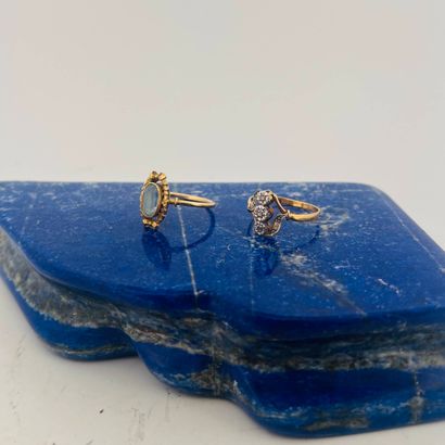Suite de deux bagues en or 18K (750) comprenant...