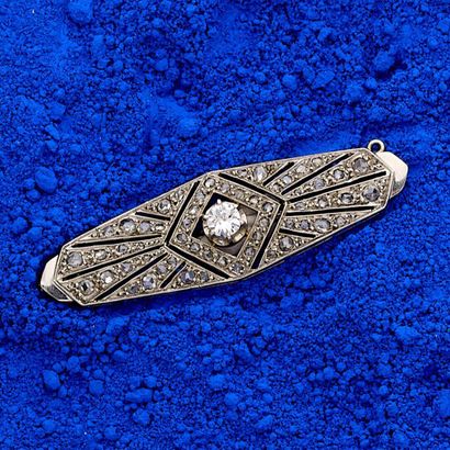 Petite broche plaque en or gris 18k (750e)...
