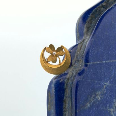 Broche circulaire en or jaune 18K (750) dessinant...