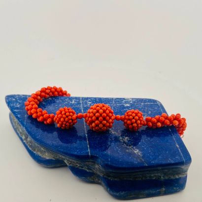 Collier en perles de corail tressées retenant...