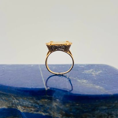 Bague en or jaune 18K (750) retenant une...