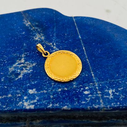 A.AUGIS 
Médaille d'amour en or jaune 18K...