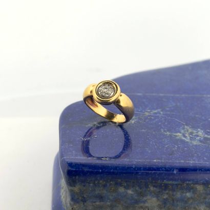 Bague en or jaune 18K (750), le chaton rond...