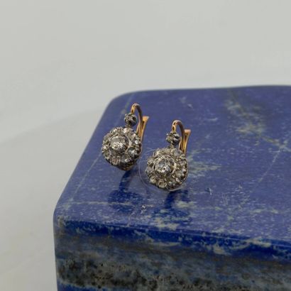 Paire de dormeuses deux tons d'or 18K (750),...