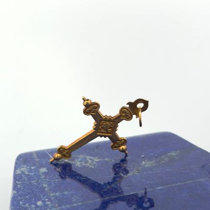 Croix régionale en or jaune 18K (750) à décor...