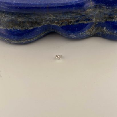 Diamant rond de taille ancienne sur papier...