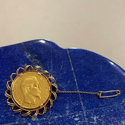 Pendentif-broche en or jaune 18K (750) retenant...