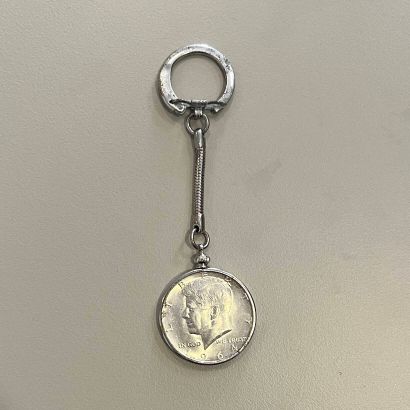 Pendentif en argent (800) retenant une pièce...
