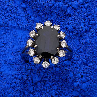 Bague en or gris 18k (750e), ornée d'un saphir...