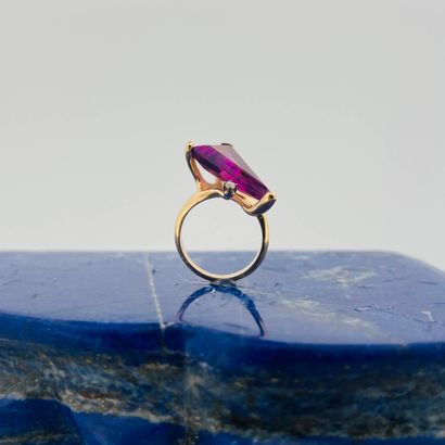 Bague moderne en or 9K (375) sertie d'une...