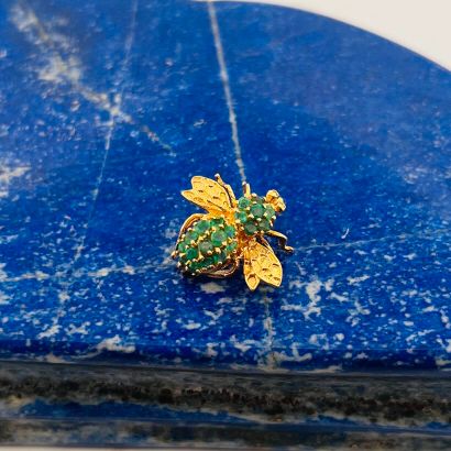 Broche insecte en or 18K (750) le corps pavé...