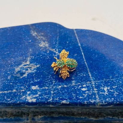 Broche insecte en or 18K (750) le corps pavé...