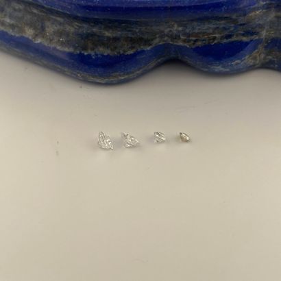 Lot de quatre diamants sur papier comprenant...