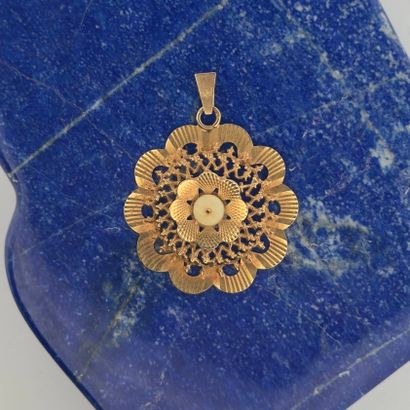 Pendentif en or jaune 18K (750) stylisant...