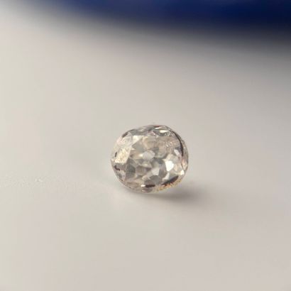 Diamant rond de taille ancienne sur papier...