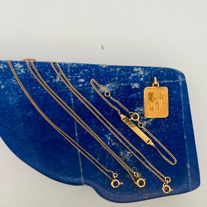 Lot d’or 18K (750) composé de trois chaines,...
