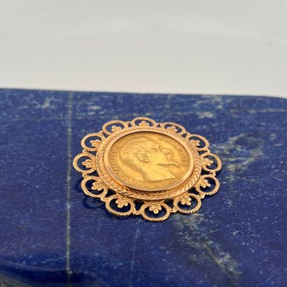 Pendentif corolle en or 18K (750) retenant...