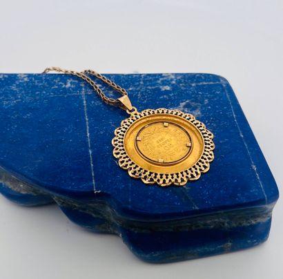 Pendentif corolle en or jaune 18K (750) retenant...