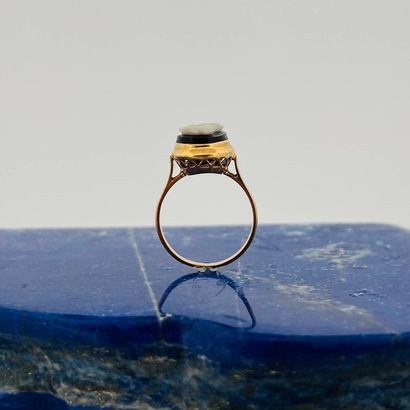 Bague en or 18K (750) sertie d'un camée noir...