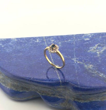 Bague en or jaune 18K (750) sertie d'un saphir...