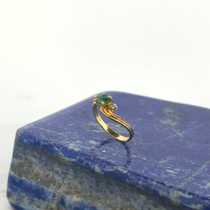 Délicate bague en or jaune 18K (750) sertie...