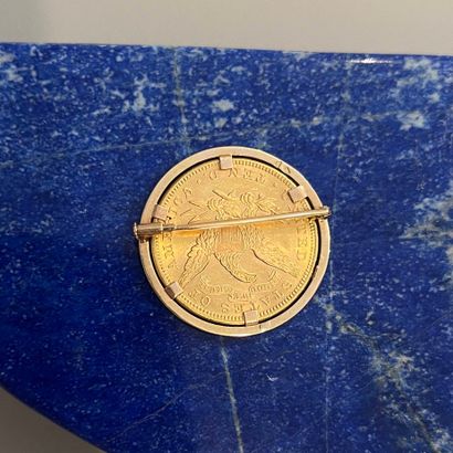 Broche en or jaune 18K (750) retenant une...