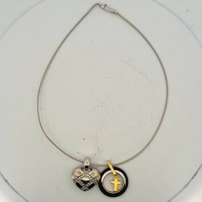 Lot de trois pendentifs en or 18K (750) comprenant...