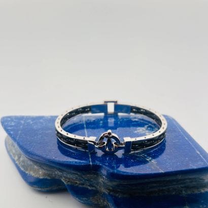Suite de trois joncs en or gris 18K (750)...